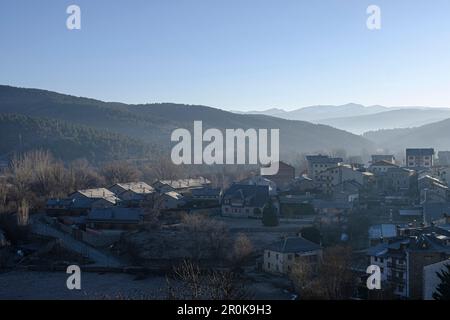 Wunderschöne Sonnenaufgangslandschaft in einem Bergdorf in Bellver de Cerdanya, Girona, Katalonien Stockfoto