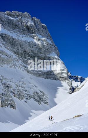 Zwei Personen auf dem Hinterland-Skigebiet in Richtung Forcella Lavinal dell' Orso, Julian Alps, Friaul, Italien Stockfoto