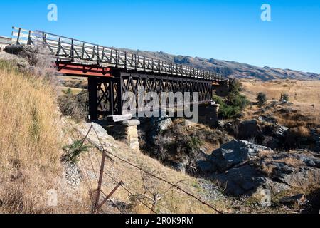 Steel Truss Bridge am Central Otago Rail Trail, nahe Hyde, Otago, South Island, Neuseeland Stockfoto