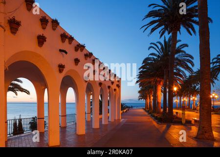 Arkaden und Palmen bei Nacht, Balcon de Europa, Aussichtspunkt Mittelmeer, Nerja, Costa del Sol, Provinz Malaga, Andalusien, Spanien, Europa Stockfoto