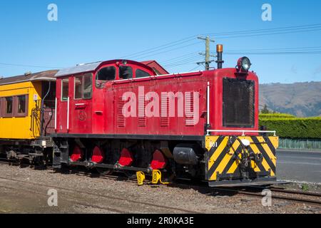 Dieselelektrische Lokomotive und Wagen am Bahnhof Middlemarch, Otago Central Railway und Central Otago Rail Trail, South Island, Neuseeland Stockfoto