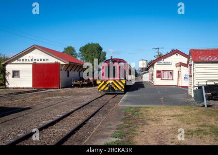 Dieselelektrische Lokomotive und Wagen am Bahnhof Middlemarch, Otago Central Railway und Central Otago Rail Trail, South Island, Neuseeland Stockfoto