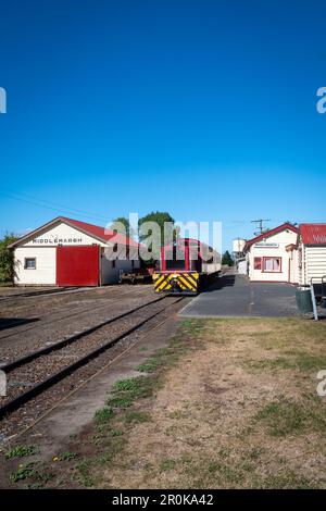 Dieselelektrische Lokomotive und Wagen am Bahnhof Middlemarch, Otago Central Railway und Central Otago Rail Trail, South Island, Neuseeland Stockfoto