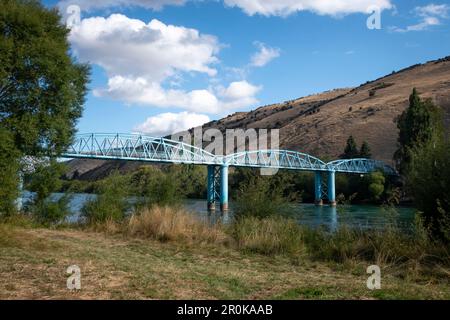 Blaue Brücke über den Clutha River, Millers Flat, Otago, South Island, Neuseeland Stockfoto