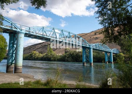 Blaue Brücke über den Clutha River, Millers Flat, Otago, South Island, Neuseeland Stockfoto