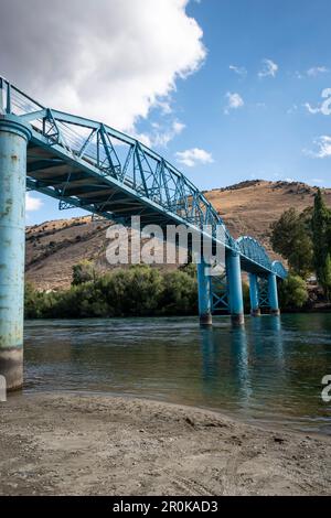 Blaue Brücke über den Clutha River, Millers Flat, Otago, South Island, Neuseeland Stockfoto