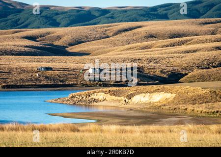 Angelhütten am Ufer des Lake Onslow, in der Nähe von Roxburgh, Otago, South Island, Neuseeland Stockfoto