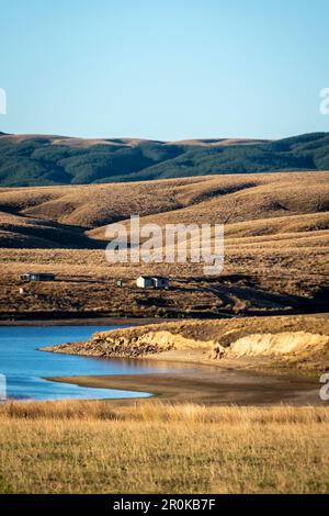 Angelhütten am Ufer des Lake Onslow, in der Nähe von Roxburgh, Otago, South Island, Neuseeland Stockfoto