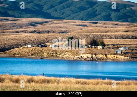 Angelhütten am Ufer des Lake Onslow, in der Nähe von Roxburgh, Otago, South Island, Neuseeland Stockfoto