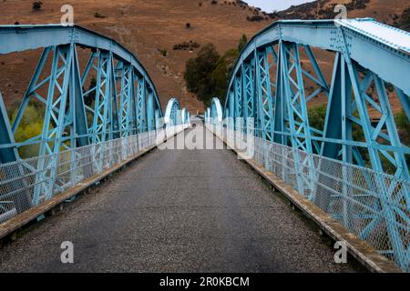 Blaue Brücke über den Clutha River, Millers Flat, Otago, South Island, Neuseeland Stockfoto