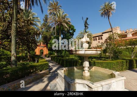 Brunnen und Palmen, Jardin Marques de la Vega Inclan, Jardines del Real Alcazar, Garten des Königspalastes, UNESCO-Weltkulturerbe, Sevilla, Anda Stockfoto