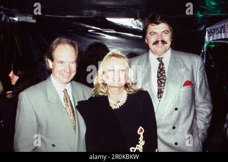 Ehepaar Max und Gundel Schautzer mit Peter Seiffert bei einer Abendveranstaltung, Deutschland um 1993. Stockfoto