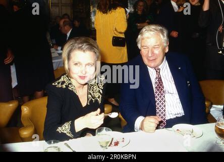 Hanna Schygulla, deutsche Schauspielerin und Sängerin, mit Peter Ustinov bei der Verleihung der Goldenen Kamera in Berlin, Deutschland 1987. Stockfoto