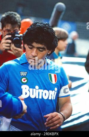 Der berühmte argentinische Fußballspieler Diego Maradona, Gold als Fußball Ikone und Fußball Idol, spielt für den SSC Neapel, Bild um 1988.. Stockfoto
