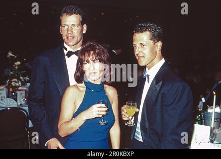 Henry Maske, deutscher Boxer, mit Ehefrau Manuela und Rennfahrer Michael Schumacher, Deutschland um 1993. Stockfoto