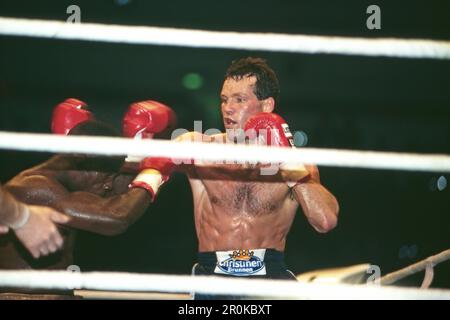 Henry Maske, deutscher Boxer, beim Kampf mit Duran Williams um die IBF Titelverteidigung in den Westfalenhallen in Dortmund, Deutschland 1996. Stockfoto