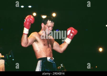 Henry Maske, deutscher Boxer, nach dem Kampf mit Duran Williams um die IBF Titelverteidigung in den Westfalenhallen in Dortmund, Deutschland 1996. Stockfoto