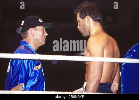 Henry Maske, deutscher Boxer, mit Trainer Manfred Wolke beim Kampf um die IBF Titelverteidigung in den Westfalenhallen in Dortmund, Deutschland 1996. Stockfoto