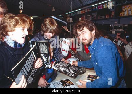 Peter Maffay, deutscher Sänger und Komponist, bei einer Autogrammstunde in einem Media-Geschäft in Bremen anlässlich der Aktion 'ein Tag für Afrika', Deutschland 1984. Stockfoto