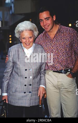 Jan Hinnerk Mahler mit Oma, Volksschauspielerin Heidi Kabel in Hamburg, Deutschland um 1993. Stockfoto