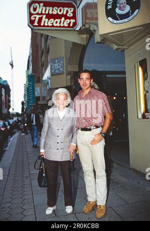 Jan Hinnerk Mahler mit Oma, Volksschauspielerin Heidi Kabel vor dem Ohnsorg Theater in Hamburg, Deutschland um 1993. Stockfoto