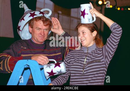 Deutscher Torwart Sepp Maier mit Sängerin Nicki nach dem Auftritt in der Show "Stars in der Manege", Deutschland um 1989. Stockfoto