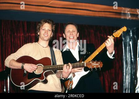 Österreichischer Sänger und Schauspieler Peter Kraus bei einem Auftritt mit Sohn Michael, Deutschland um 1995. Stockfoto