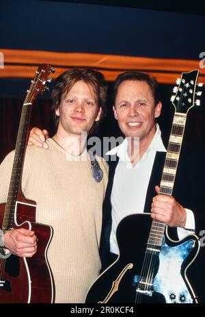 Österreichischer Sänger und Schauspieler Peter Kraus bei einem Auftritt mit Sohn Michael, Deutschland um 1995. Stockfoto