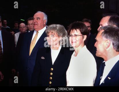Bundeskanzler Helmut Kohl mit Ehefrau Hannelore und Bündnis 90/die Grünen Politikerin Krista Sager, Deutschland um 1998. Stockfoto