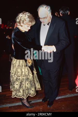 Bundeskanzler Helmut Kohl beim Tanz mit Ehefrau Hannelore auf dem Bundespresseball in Bonn, Deutschland 2001 Stockfoto