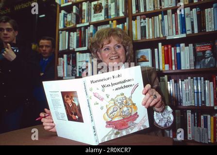 Hannelore Kohl, erste Ehefrau von Bundeskanzler Helmut Kohl, bei der Präsentation ihres Kochbuchs 'was Journalisten anrichten', Deutschland 1988. Stockfoto