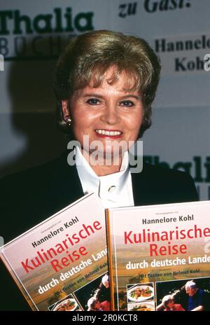 Hannelore Kohl, erste Ehefrau von Bundeskanzler Helmut Kohl, bei der Präsentation ihres Kochbuchs 'Kulinarische Reise durch deutsche Lande' in einer Thalia Buchhandlung, Deutschland 1996. Stockfoto