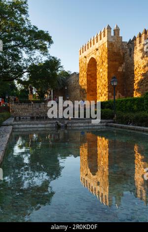 Murallas y Puerta de Almodovar, Stadttor und historische Stadtmauer, maurische Architektur im historischen Zentrum von Cordoba, UNESCO-Weltkulturerbe, COR Stockfoto