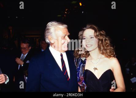 Verleihung der Goldenen Kamera 1986 Uhr 19. Februar 1987 in Berlin, Preisträgerin Marie Theres Relin, österreichische schweizerische Schauspielerin bei der Aftershow Party mit Schauspieler Joachim Fuchsberger, Deutschland, 1987. Stockfoto