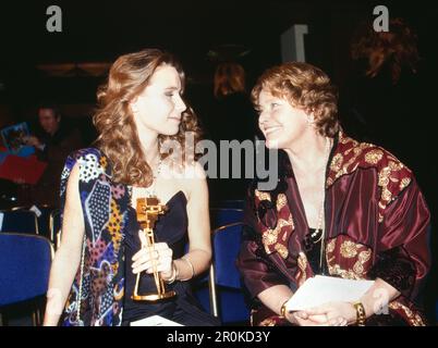 Verleihung der Goldenen Kamera 1986 Uhr 19. Februar 1987 in Berlin, Preisträgerin Marie Theres Relin, österreichische schweizerische Schauspielerin mit ihrer Mutter, Schauspielerin Maria Schell, Deutschland, 1987. Stockfoto