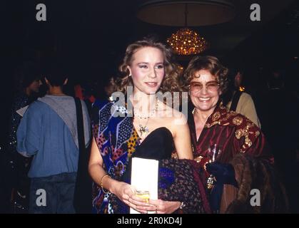 Verleihung der Goldenen Kamera 1986 Uhr 19. Februar 1987 in Berlin, Preisträgerin Marie Theres Relin, österreichische schweizerische Schauspielerin mit ihrer Mutter, Schauspielerin Maria Schell, Deutschland, 1987. Stockfoto