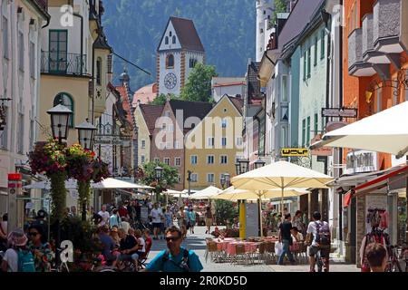 Reichenstraße mit dem Turm des hohen Schlosses, der historischen Altstadt von Füssen und dem Fluss Lech, Oberallgaeu, Allgaeu, Schwabien, Bayern, Deutschland Stockfoto