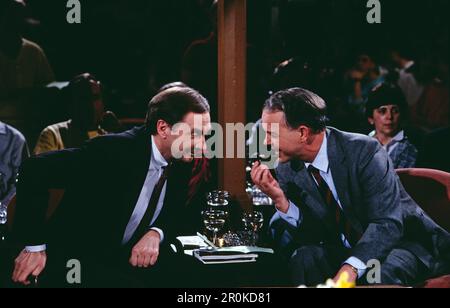 Entertainer und Schauspieler Harald Juhnke im Gespräch mit CDU-Politiker Ernst Albrecht, Ministerpräsident von Niedersachsen, hier bei der NDR Talkshow, Deutschland, 1986. Stockfoto