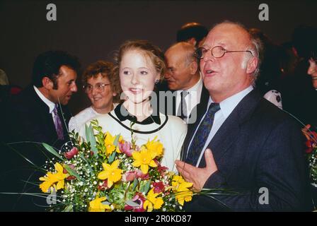 Silvia Seidel, deutsche Schauspielerin und Tänzerin, mit CDU Politiker Norbert Blüm bei einer Veranstaltung, Deutschland, ca. 1988. Stockfoto