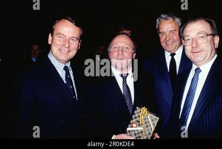 Harmut Perschau, CDU Politiker, Uwe Seeler, Fussball-Idol, Eckart van Hooven, Bankmanager und Lothar Späth, Ministerpräsident von Baden-Württemberg, bei einer Veranstaltung, ca. 1985. Stockfoto