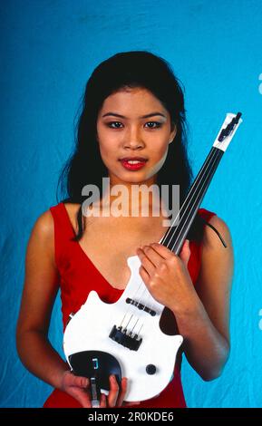 Vanessa-Mae, auch Vanessa-Mae Vanakorn Nicholson, thailändisch-britische Geigerin, Portrait mit Geige, Deutschland, 1995. Stockfoto