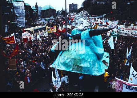 Demonstration für den Frieden, Antikriegs- und Friedensbewegung gegen die Stationierung von Mittelstreckenraketen, größte politische Kundgebung in Hamburg und Bremerhaven im Oktober 1983, im so Heißen Herbst 1983. Stockfoto