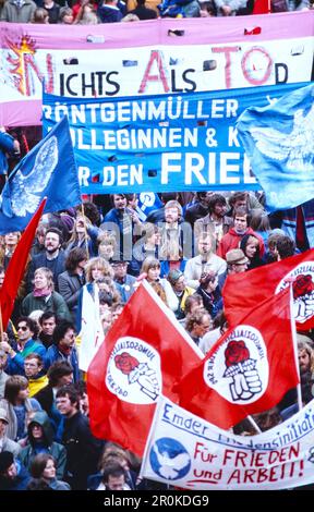 Demonstration für den Frieden, Antikriegs- und Friedensbewegung gegen die Stationierung von Mittelstreckenraketen, größte politische Kundgebung in Hamburg und Bremerhaven im Oktober 1983, im so Heißen Herbst 1983. Stockfoto