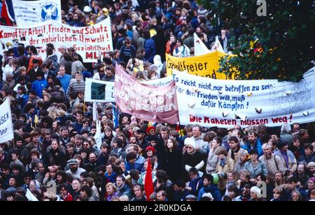 Demonstration für den Frieden, Antikriegs- und Friedensbewegung gegen die Stationierung von Mittelstreckenraketen, größte politische Kundgebung in Hamburg und Bremerhaven im Oktober 1983, im so Heißen Herbst 1983. Stockfoto