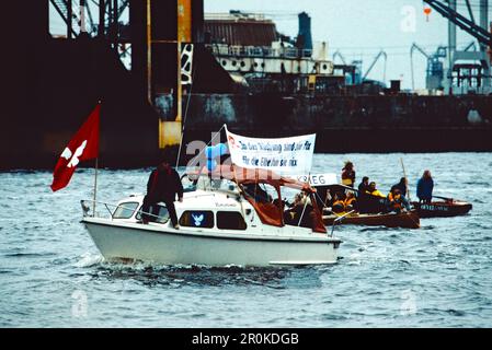 Demonstration für den Frieden, Antikriegs- und Friedensbewegung gegen die Stationierung von Mittelstreckenraketen, größte politische Kundgebung in Hamburg und Bremerhaven im Oktober 1983, im so Heißen Herbst 1983. Stockfoto