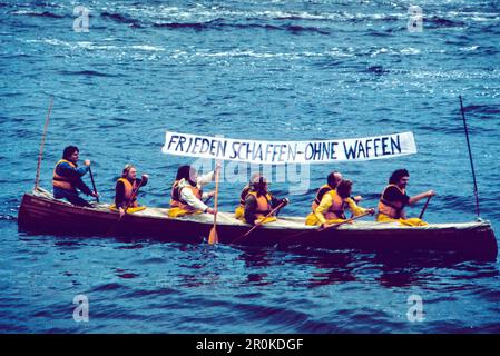 Demonstration für den Frieden, Antikriegs- und Friedensbewegung gegen die Stationierung von Mittelstreckenraketen, größte politische Kundgebung in Hamburg und Bremerhaven im Oktober 1983, im so Heißen Herbst 1983. Bild: Hafenblockade Stockfoto