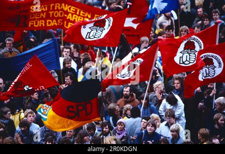 Demonstration für den Frieden, Antikriegs- und Friedensbewegung gegen die Stationierung von Mittelstreckenraketen, größte politische Kundgebung in Hamburg und Bremerhaven im Oktober 1983, im so Heißen Herbst 1983. Stockfoto