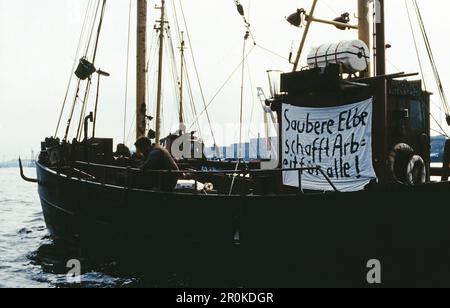 Demonstration für den Frieden, Antikriegs- und Friedensbewegung gegen die Stationierung von Mittelstreckenraketen, größte politische Kundgebung in Hamburg und Bremerhaven im Oktober 1983, im so Heißen Herbst 1983. Bild: Hafenblockade Stockfoto