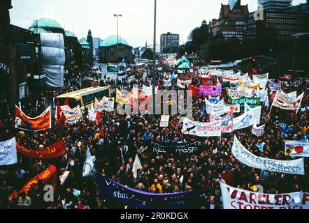 Demonstration für den Frieden, Antikriegs- und Friedensbewegung gegen die Stationierung von Mittelstreckenraketen, größte politische Kundgebung in Hamburg und Bremerhaven im Oktober 1983, im so Heißen Herbst 1983. Stockfoto