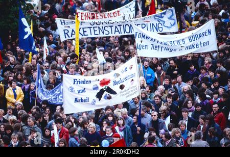 Demonstration für den Frieden, Antikriegs- und Friedensbewegung gegen die Stationierung von Mittelstreckenraketen, größte politische Kundgebung in Hamburg und Bremerhaven im Oktober 1983, im so Heißen Herbst 1983. Stockfoto